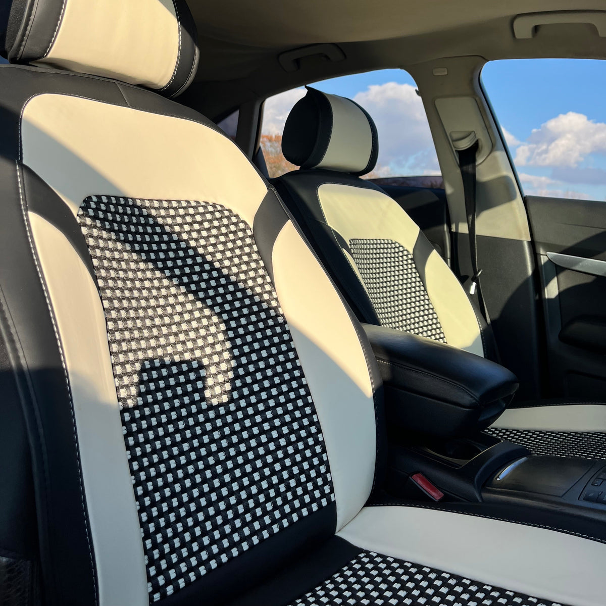 Huse auto alb-negru cu material textil respirabil și margini din piele Nappa